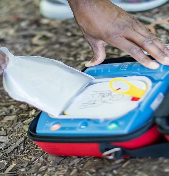 How do I use a&nbsp;HeartStart AED?