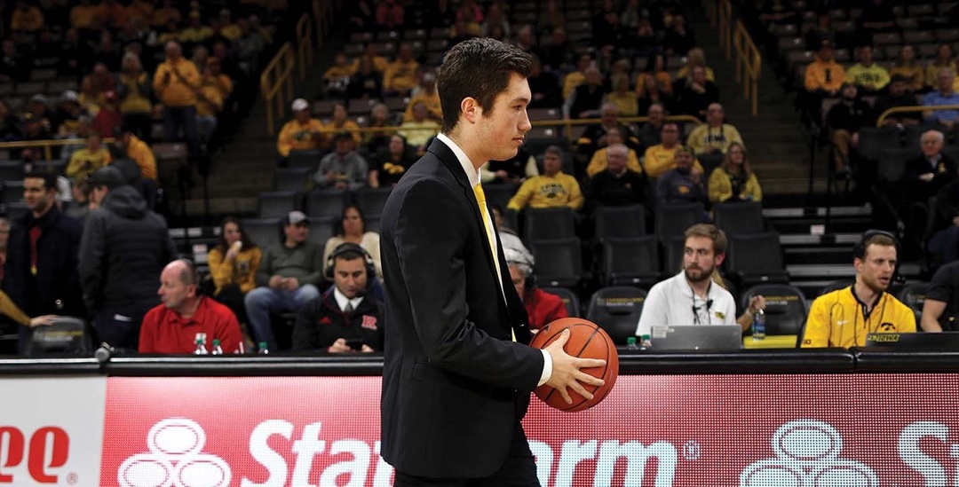 University of&nbsp;Iowa athletic trainer shows what&nbsp;he’s got on&nbsp;the&nbsp;basketball court, saving the&nbsp;life of&nbsp;his student-manager