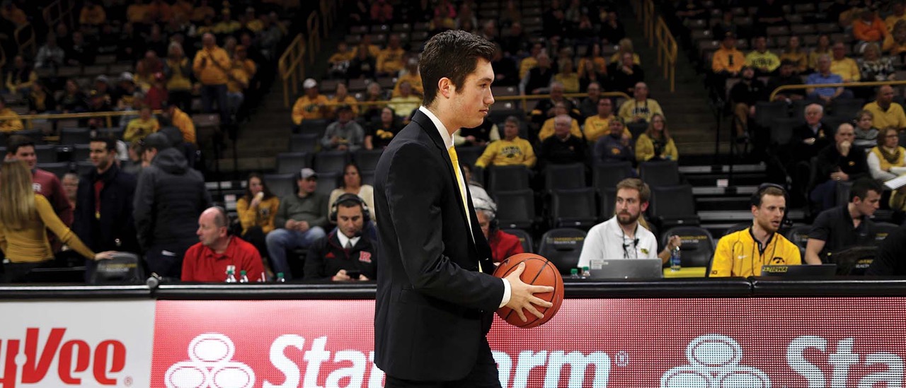 University of&nbsp;Iowa athletic trainer shows what&nbsp;he’s got on&nbsp;the&nbsp;basketball court, saving the&nbsp;life of&nbsp;his student-manager