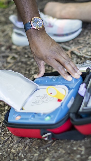 How do I use a&nbsp;HeartStart AED?