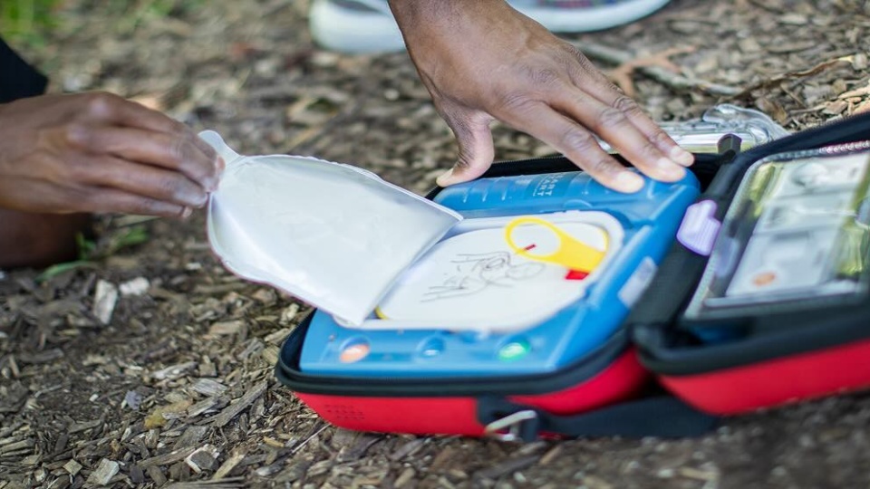 How do I use a&nbsp;HeartStart AED?